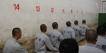 家人已經(jīng)被刑事拘留了，這時家屬應(yīng)該做什么？