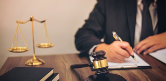 刑事案件哪些人可以委托律師？