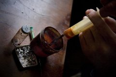 容留他人吸毒三次應判多久、罰金多少？