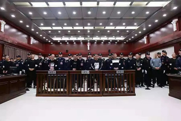 錫林郭勒盟中級(jí)人民法院依法公開(kāi)宣判被告人范泉智等人涉黑案件(圖1)